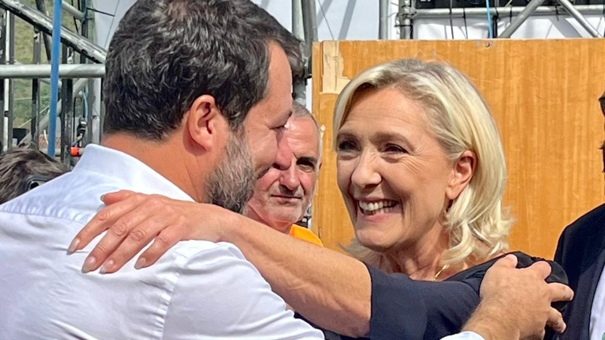 "Difendiamo i nostri popoli contro l'ondata". Le Pen infiamma il pubblico di Pontida