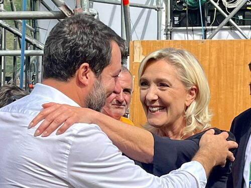 "Difendiamo i nostri popoli contro l'ondata". Le Pen infiamma il pubblico di Pontida