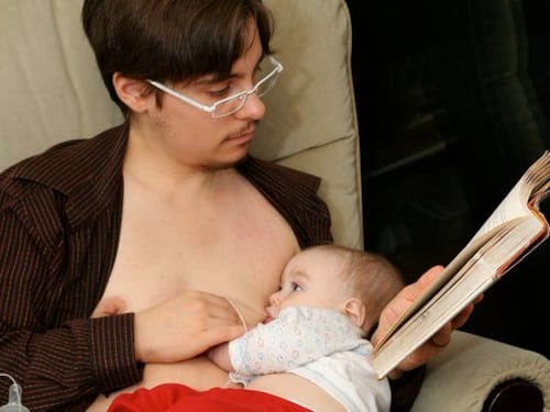 "Sono un trans, ma ho partorito e allattato. Tacete tutti"