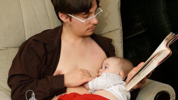 "Sono un trans, ma ho partorito e allattato. Tacete tutti"
