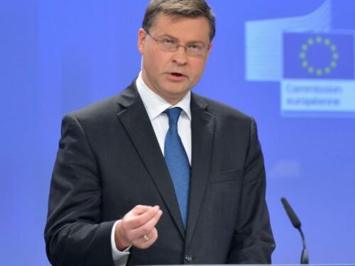 L'Ue "grazia" l'Italia, ma avverte: "Inadeguate le previsioni per il 2018"