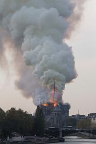 Parigi, la cattedrale di Notre Dame in fiamme 9