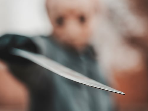 Prof aggrediti in diretta su Telegram, quando la violenza diventa show