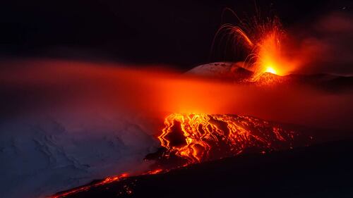 Spettacolare eruzione sull'Etna 5