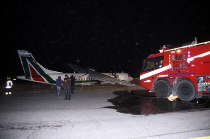 Fiumicino, aereo col carrello spezzato 8