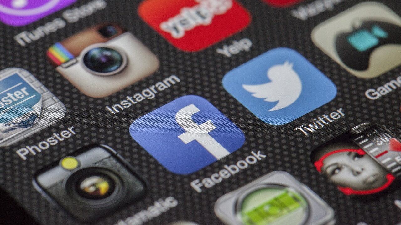 Facebook e Instagram, sempre più account generati dall'intelligenza artificiale: i rischi