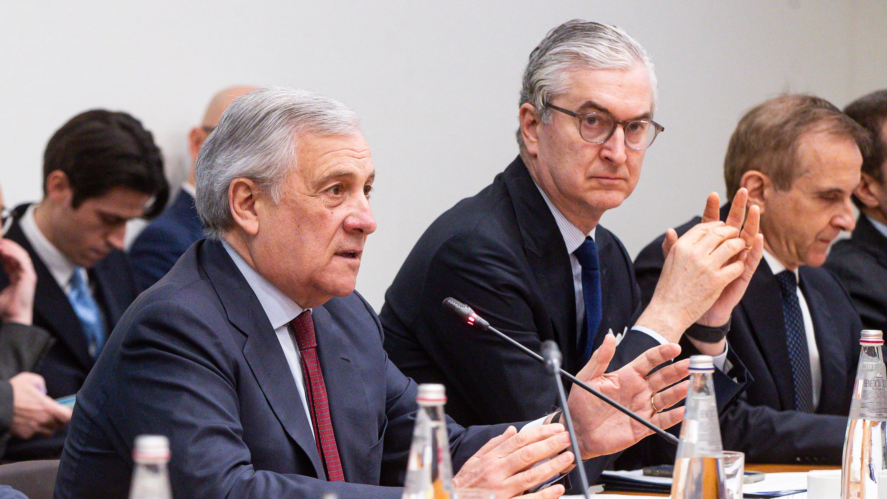 Il doppio binario del governo: "Pace solo con l'Ue e alleati degli Usa"