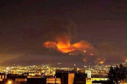 Gli incendi divampano sul Vesuvio 8