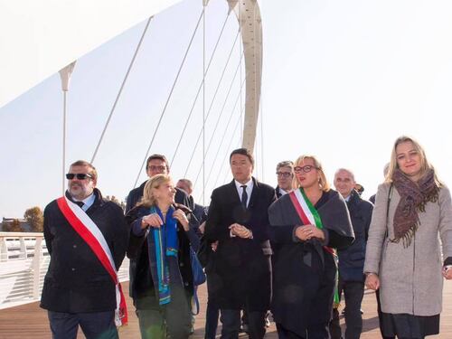 Renzi su Facebook: "Tutto tranne il disabile". Poi il post scompare