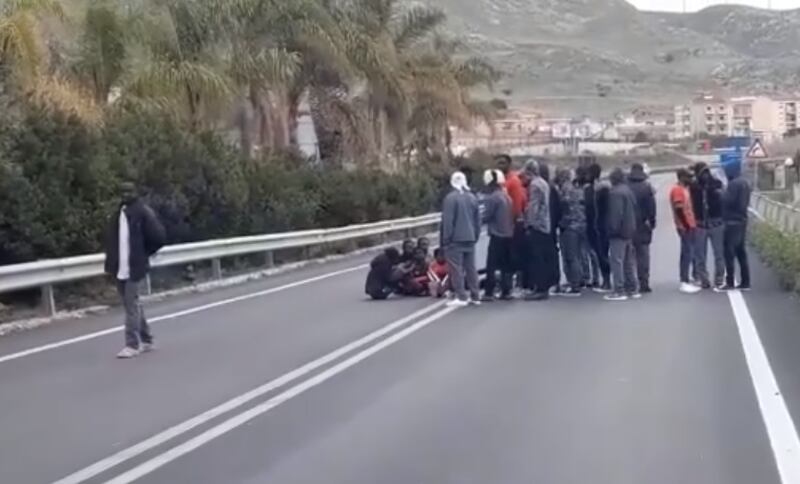 Agrigento, migranti occupano la statale 1