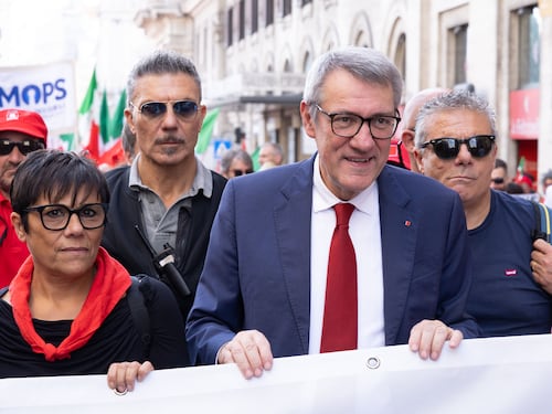 Corteo della Cgil a Roma, Landini: “La manovra? Fa abbastanza schifo”. L’attacco al governo: “Lavoratori rapinati”