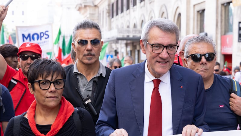 Corteo della Cgil a Roma, Landini: “La manovra? Fa abbastanza schifo”. L’attacco al governo: “Lavoratori rapinati”