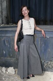 Milla Jovovich, mamma social contro i paparazzi 8