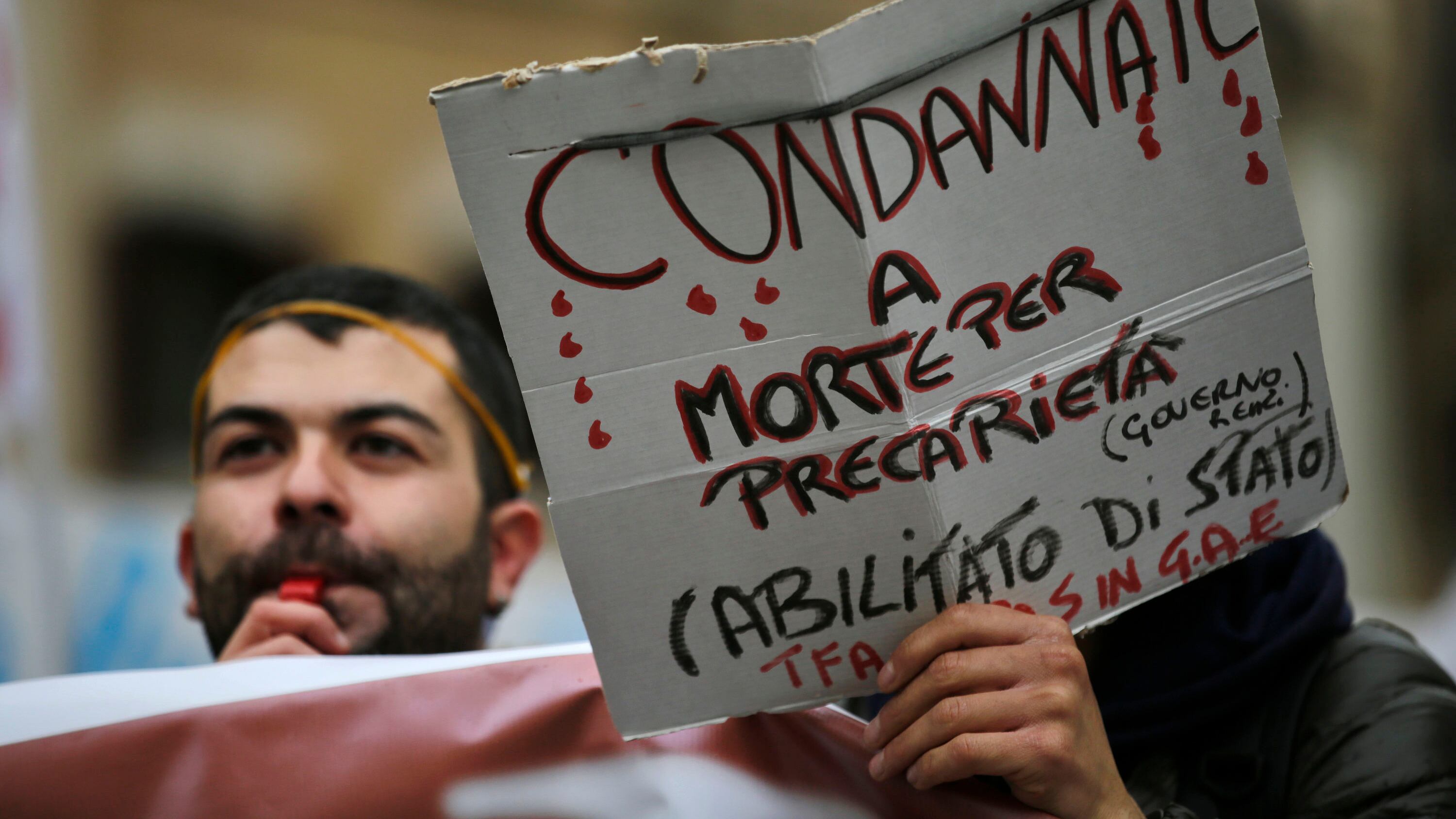 Il dramma di Michele in una lettera: "Senza futuro, mi uccido. Colpa vostra"