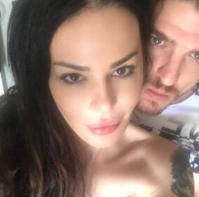 Nina Moric sexy in mutande nella cabina armadio 18