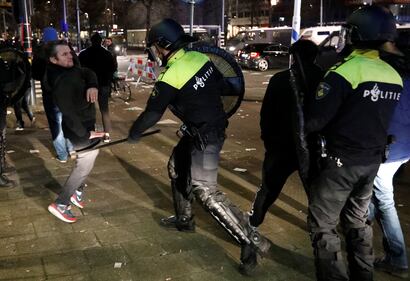 Amsterdam, scontri tra polizia e turchi 9