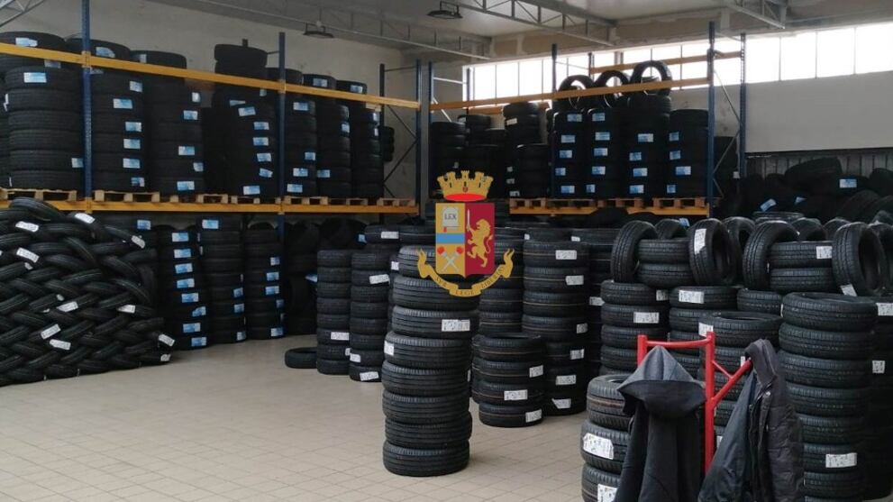 Scoperto capannone con oltre 700 quintali di pneumatici