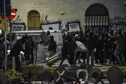 Gli scontri tra anarchici e polizia a Milano per Cospito 1