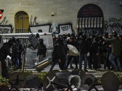 Gli scontri tra anarchici e polizia a Milano per Cospito