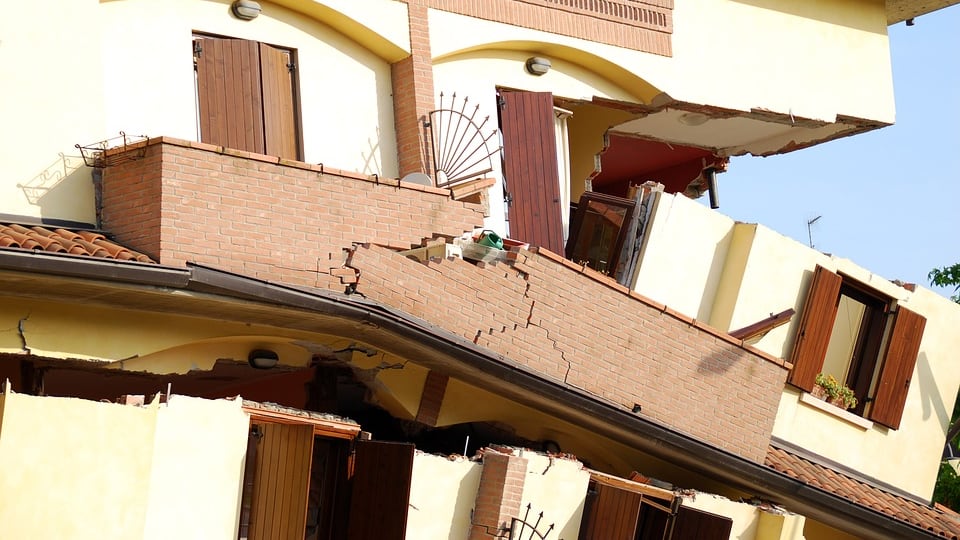 Afragola, crolla un palazzo dopo l'apertura di una voragine