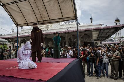 "Ha infranto la sharia". Donna bastonata in pubblico 6