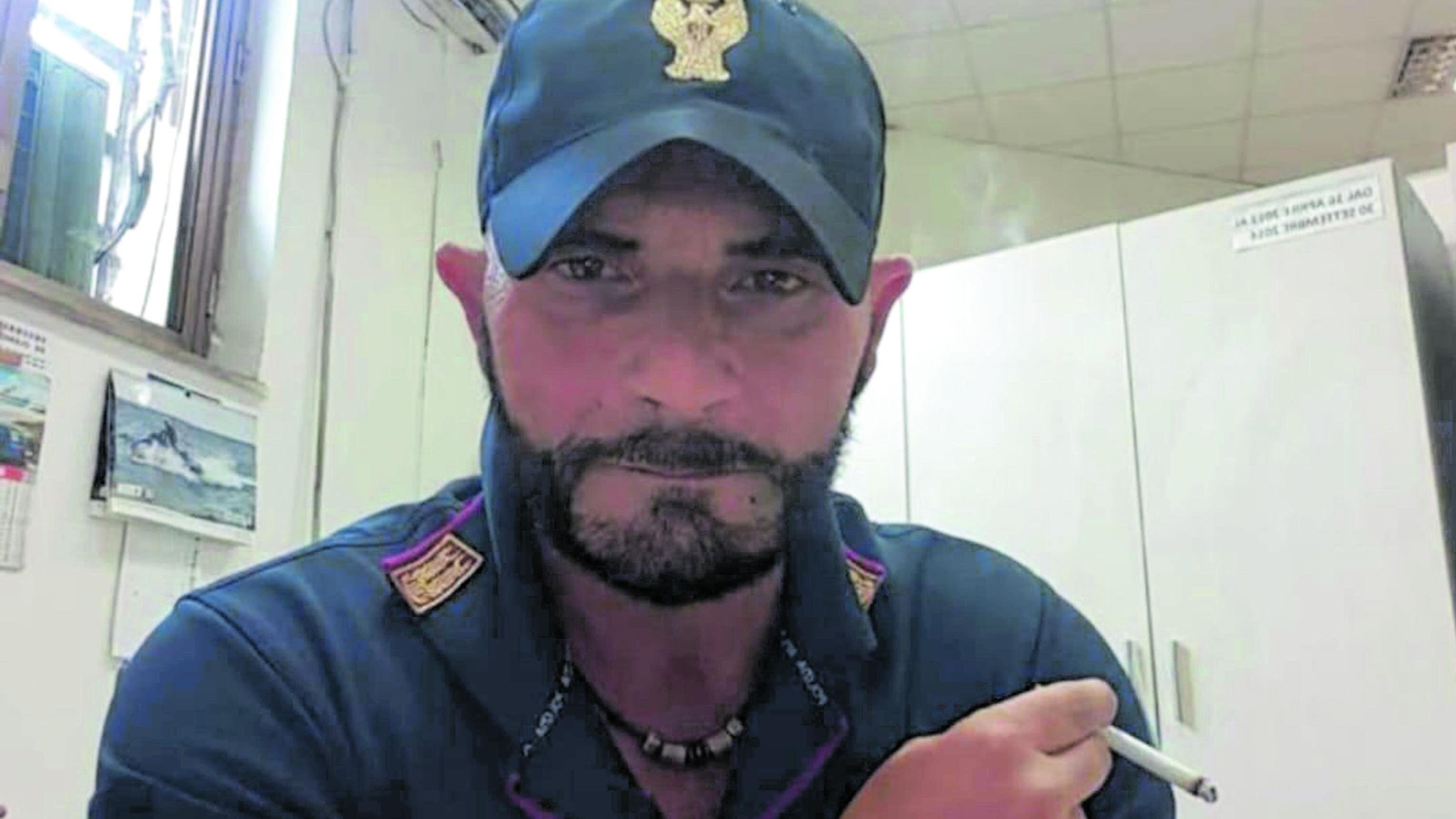 Melito, l'ispettore accoltellato per colpa di un pappagallo
