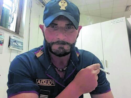 Melito, l'ispettore accoltellato per colpa di un pappagallo