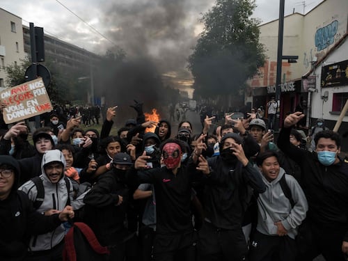 Proteste studentesche in Francia: cosparso di benzina un preside, incendiate le scuole, picchiato un professore