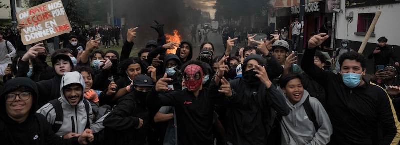 Francia, la rivolta dei licei incendia le piazze: quasi 2mila fermati e centinaia di scuole chiuse