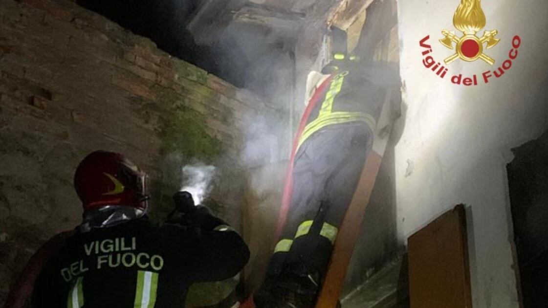A fuoco una palazzina: muoiono due fratellini di 7 e 8 anni