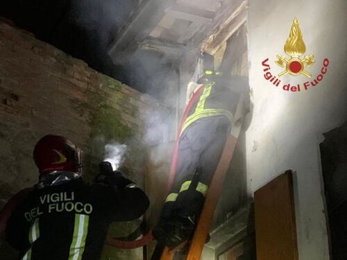 A fuoco una palazzina: muoiono due fratellini di 7 e 8 anni