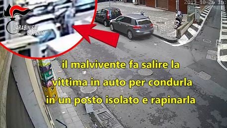 La bugia per farla salire in auto. Poi la raffica di botte all'anziana