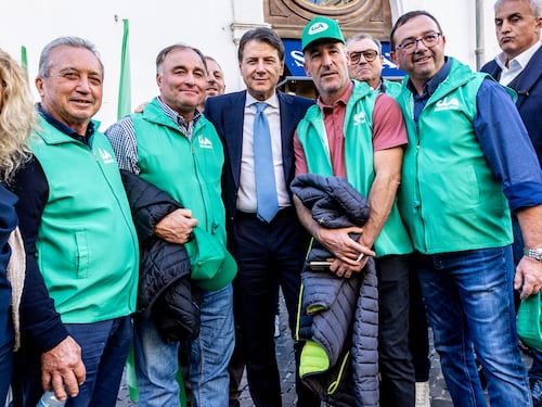 E la sinistra ora si infila nelle barricate dei camionisti