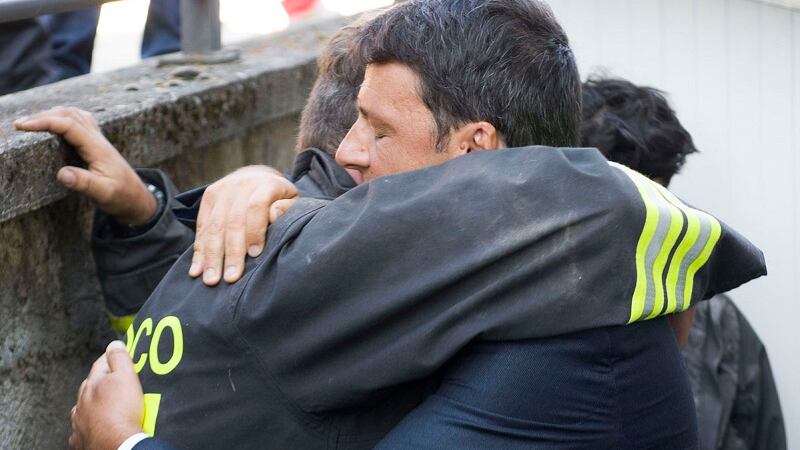 Renzi mortifica i pompieri mentre il Paese sta crollando