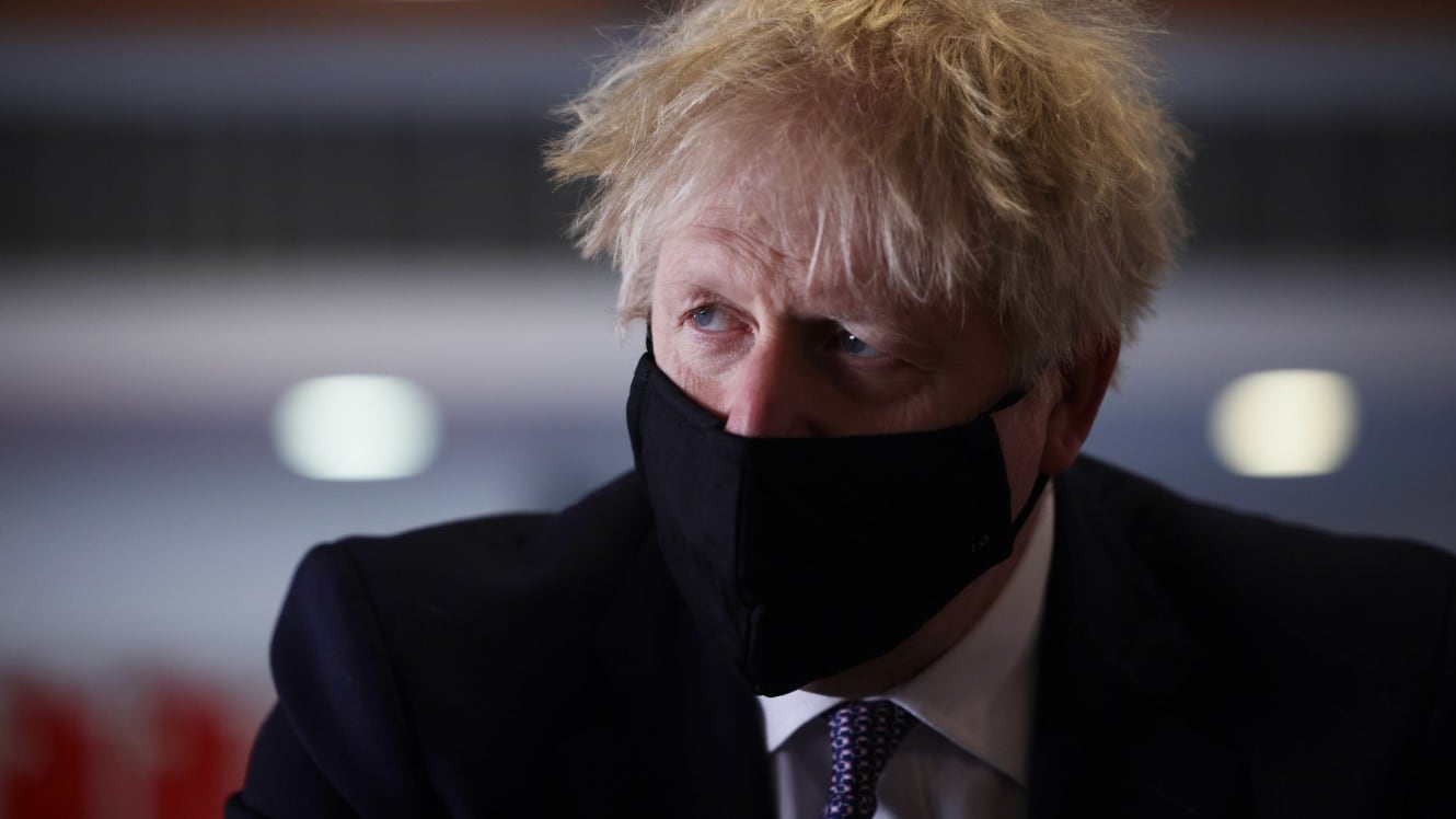BoJo riapre tutto: "Cautela, non è finita"