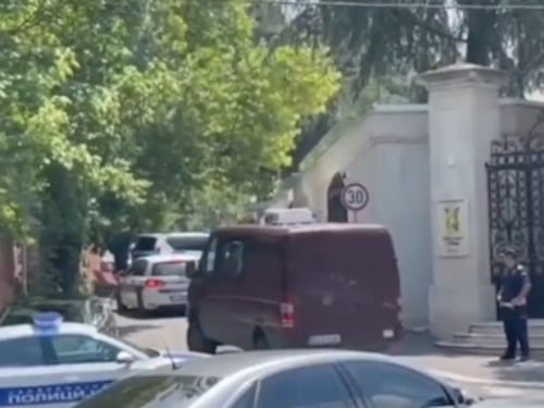 Terrore davanti all’ambasciata israeliana a Belgrado: assalitore ucciso, la Serbia dichiara la massima allerta