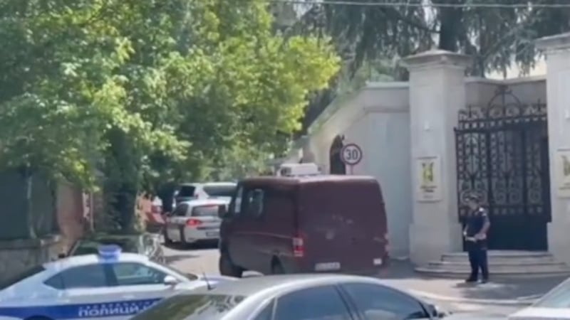 Terrore davanti all’ambasciata israeliana a Belgrado: assalitore ucciso, la Serbia dichiara la massima allerta
