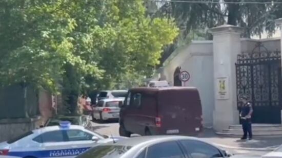 Belgrado, fondamentalista islamico attacca l'ambasciata di Israele con la balestra. "È terrorismo"