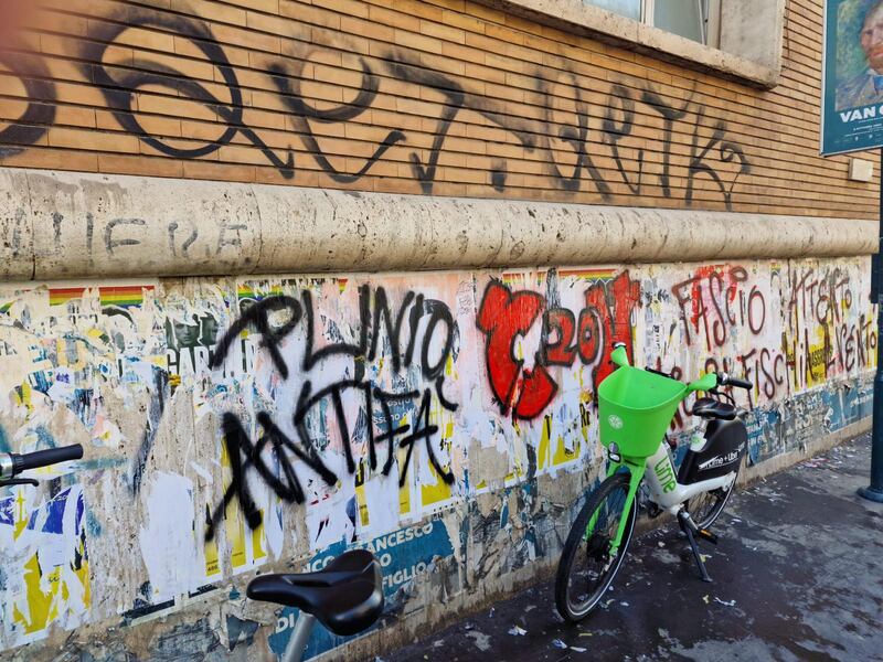 Minacce di morte e slogan cupi: odio "rosso" contro gli studenti di destra 1