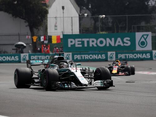 Formula Uno, Hamilton trionfa in Brasile: alla Mercedes anche il Mondiale Costruttori
