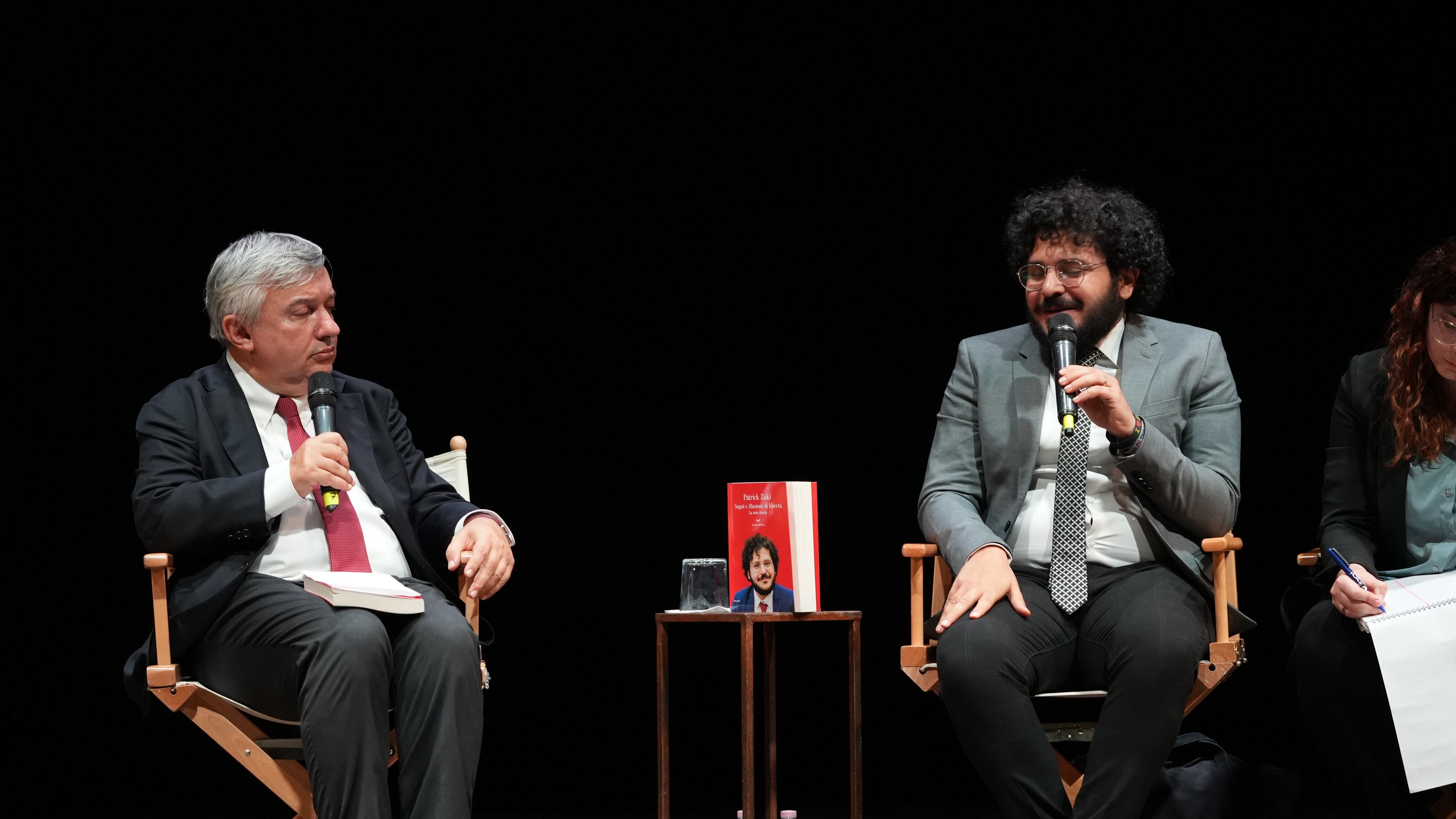 E Zaki tiene il punto: né di qua né di là. Show per il libro in un teatro mezzo vuoto