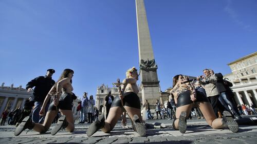 Le Femen si spogliano in Piazza San Pietro 1