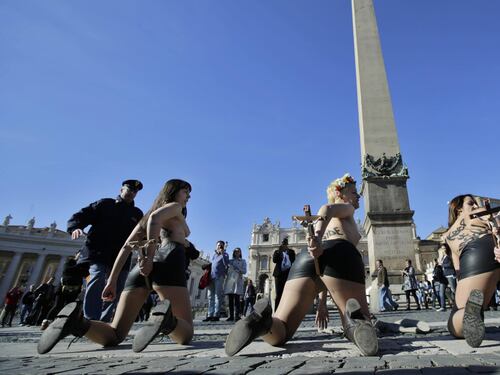 Le Femen si spogliano in Piazza San Pietro