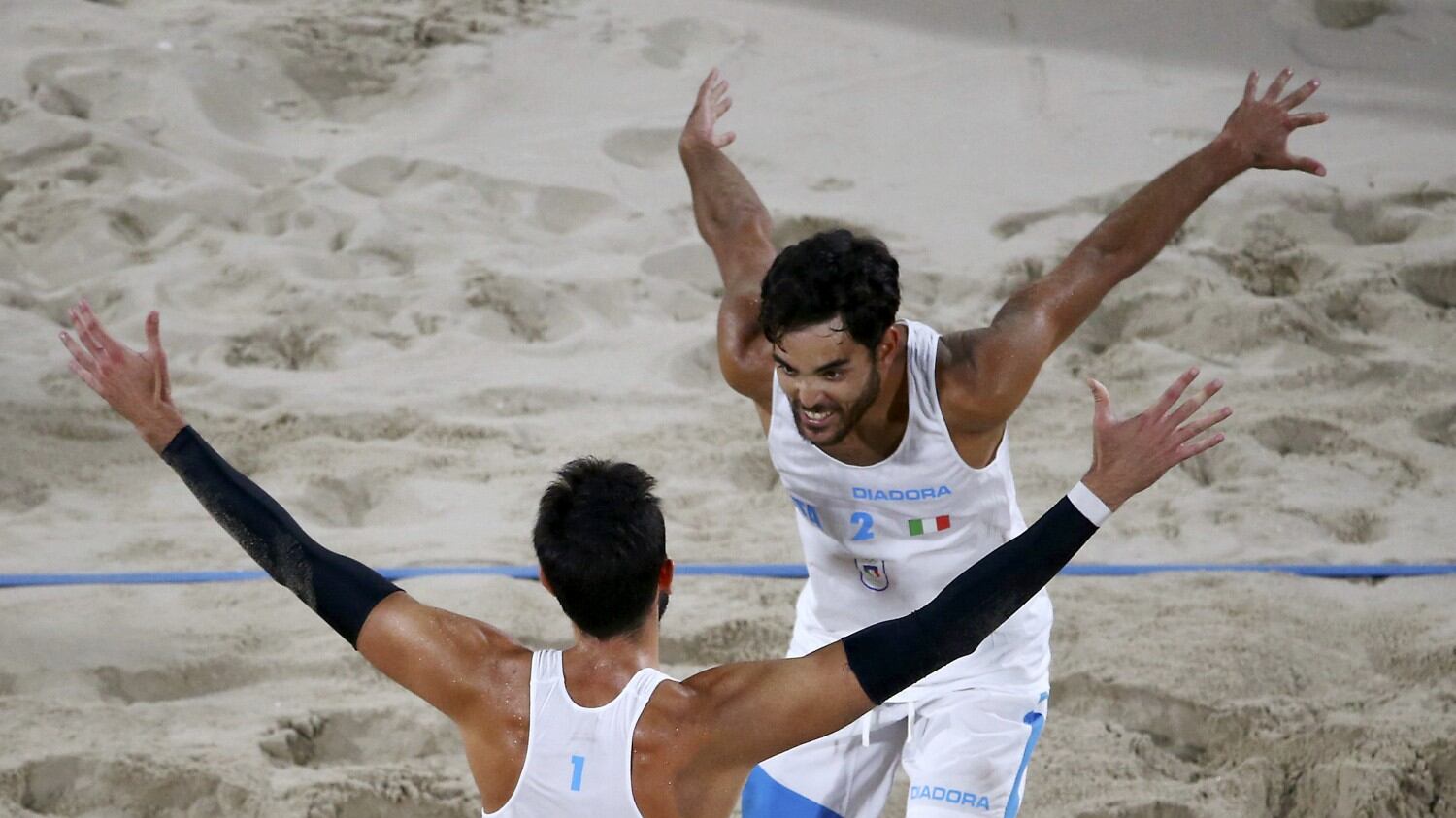 Olimpiadi, beach volley: Lupo dal tumore sconfitto alla finale per l'oro