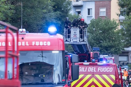 Incendio a Milano, tre morti in una palazzina per l'esplosione di un'auto 6