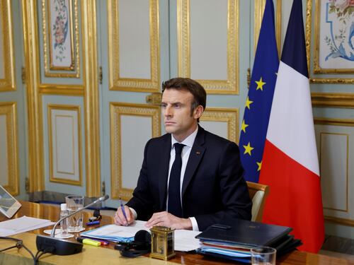 Macron avverte: "Il peggio deve ancora venire". Dagli Usa stop alla No fly zone e 10 miliardi di aiuti