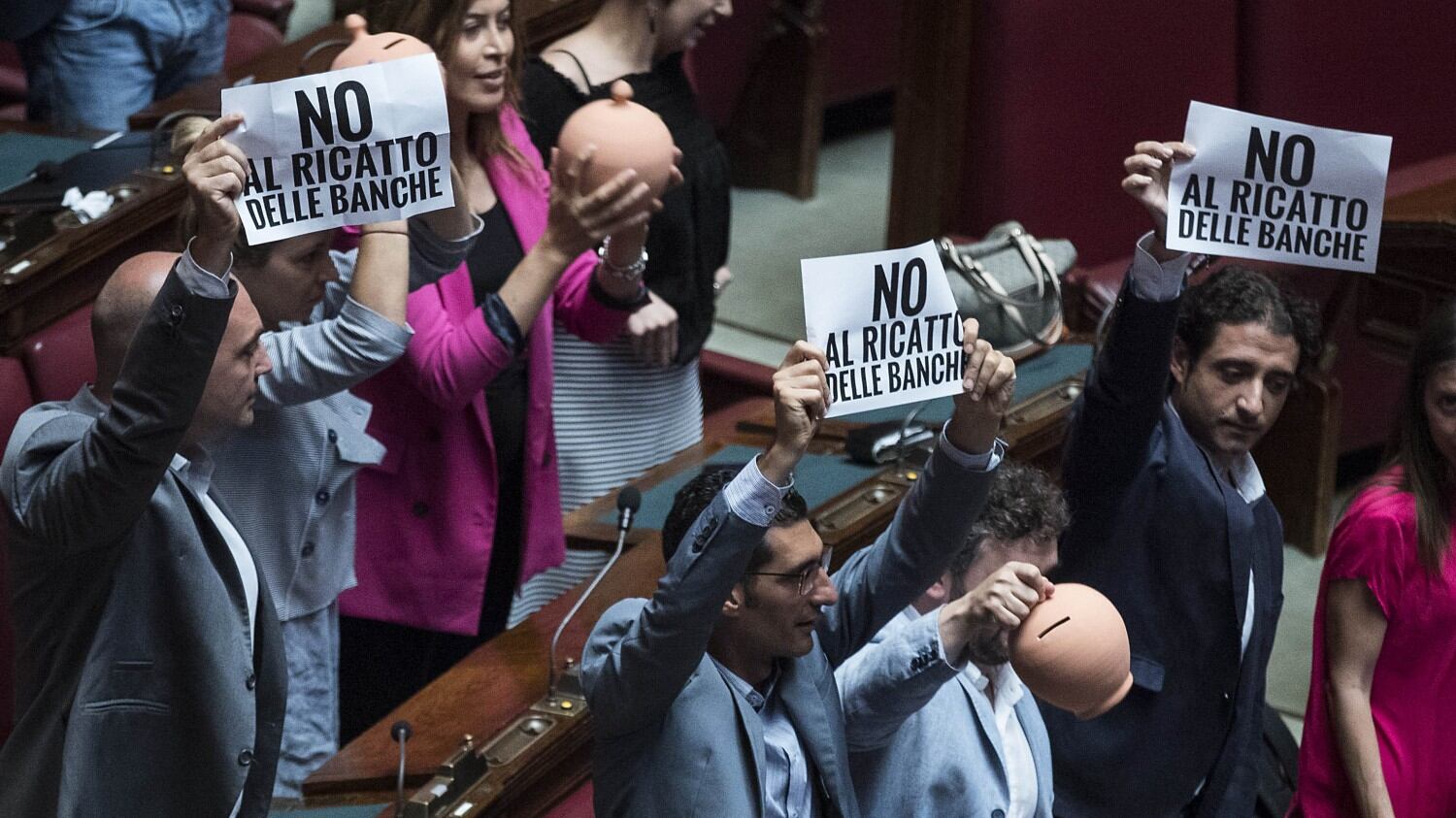 Decreto salva banche venete: ok della Camera alla fiducia, ostruzionismo M5S