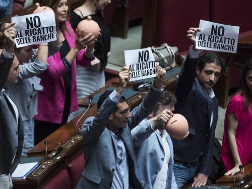 Decreto salva banche venete: ok della Camera alla fiducia, ostruzionismo M5S