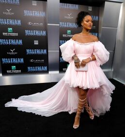 Rihanna, sexy scollatura sul red carpet 15