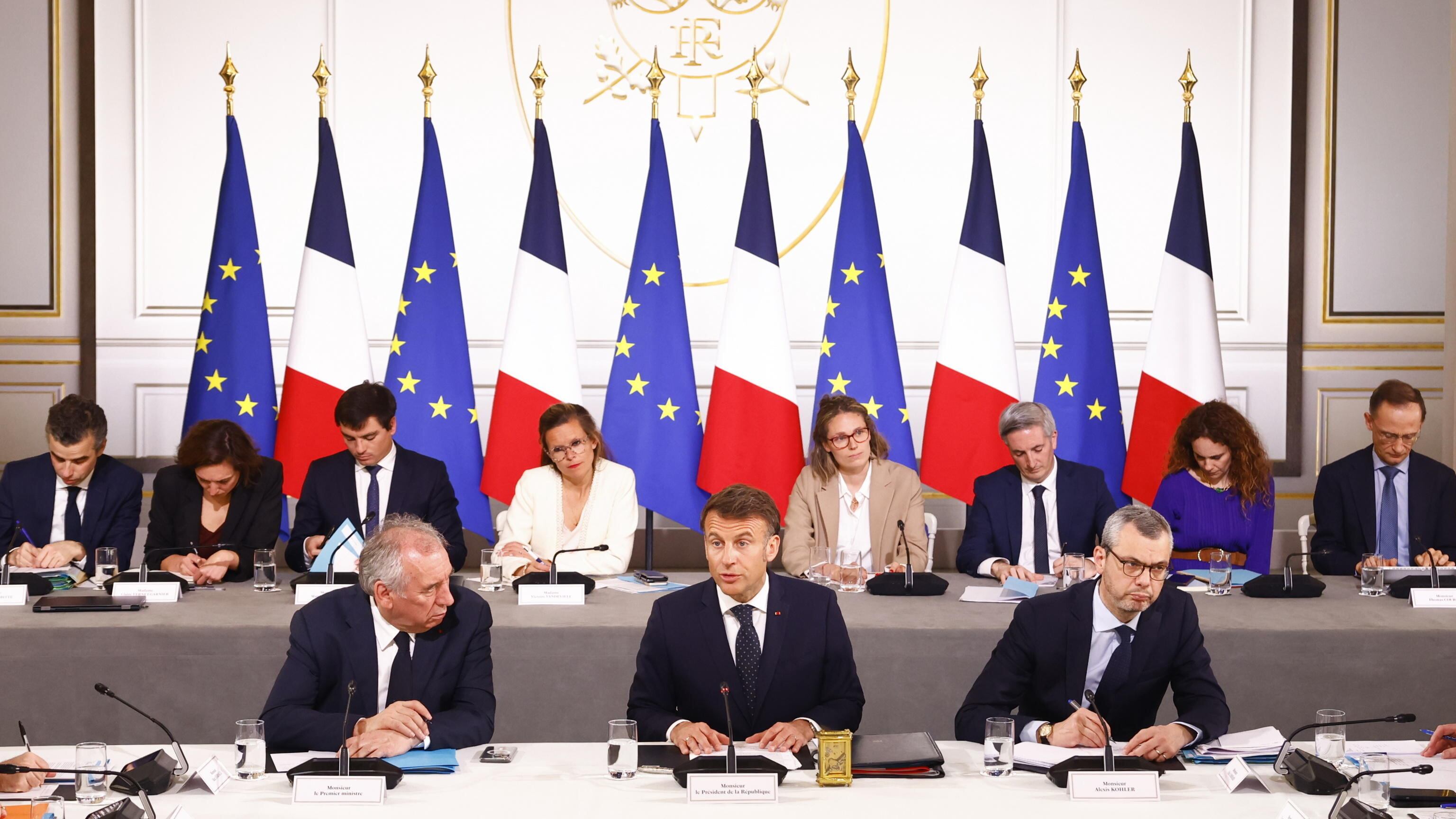 Le Borse restano alla finestra. Ma la Corte avverte Bruxelles: "Più flessibilità nel bilancio"